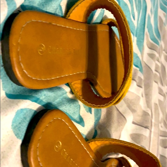 Size 6 sandals - Picture 2 of 3
